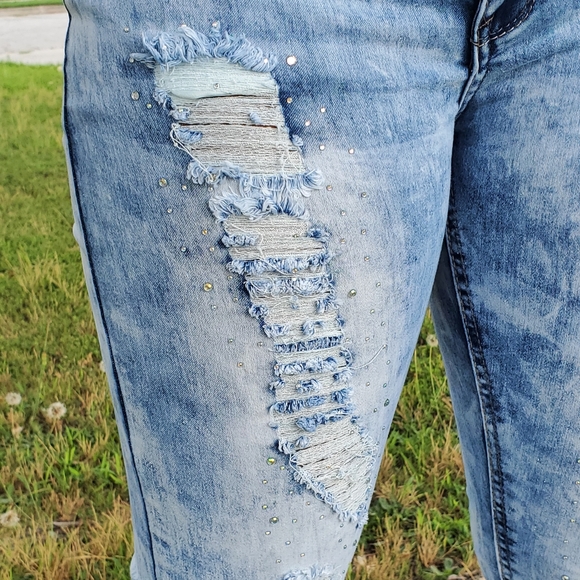 Women embellished rhinestones acid wash jeans - Picture 3 of 5